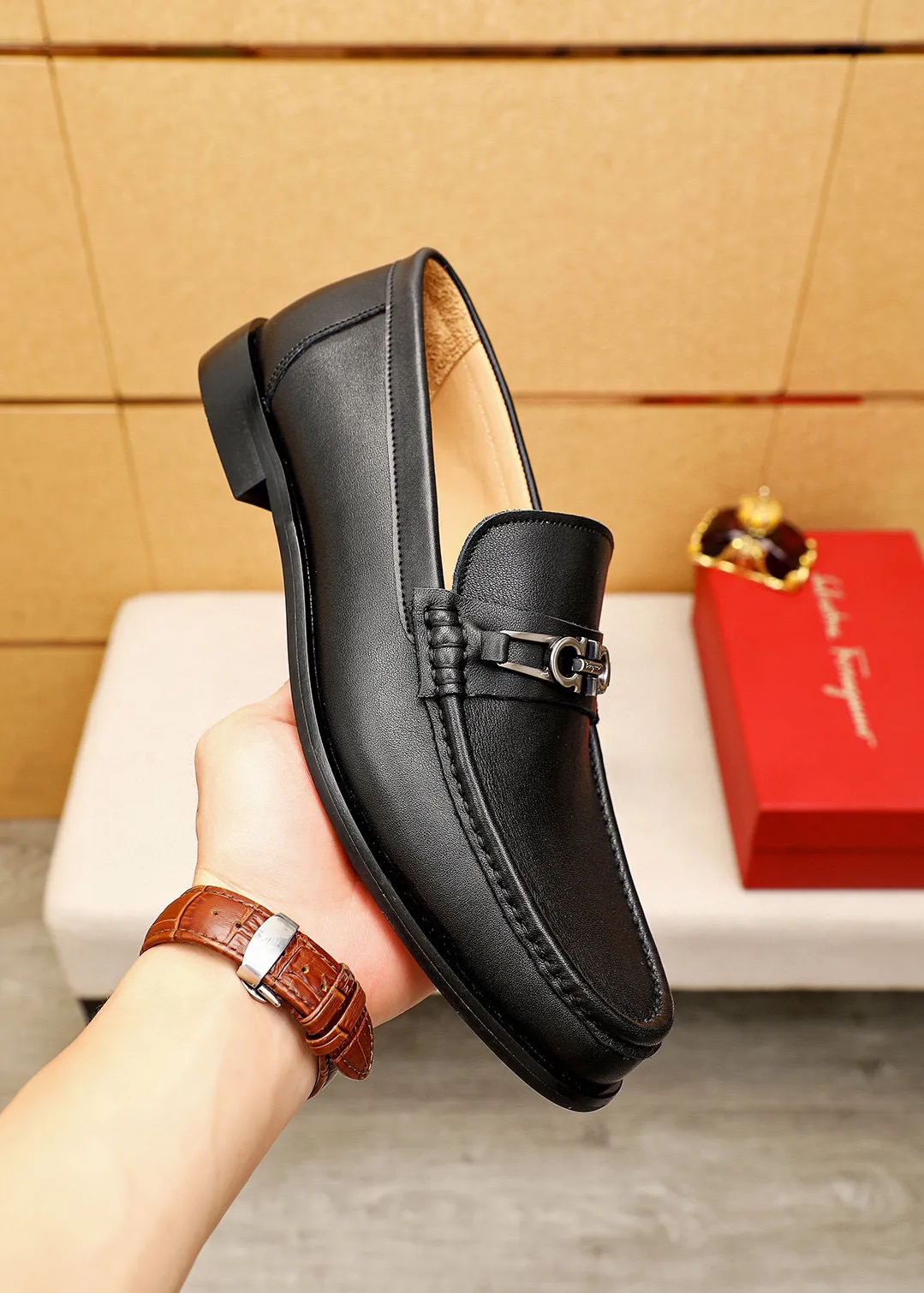 Men's shoes 💰442 💐 Product trademark: Ferragamo "Ferragamo" casual leather shoes Regular size: 38-44 (45.46🉑️customized) Product materials: Selected imported first-layer calfskin upper + original hardware buckle, imported water-dyed cow leather lining. Strong three-dimensional visual effect, combined outsole Color: 1⃣️color optional